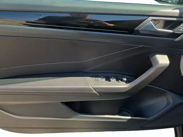 Volkswagen T-Roc view 11