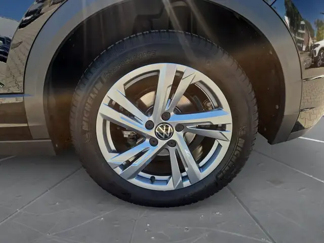 Volkswagen T-Roc view 15