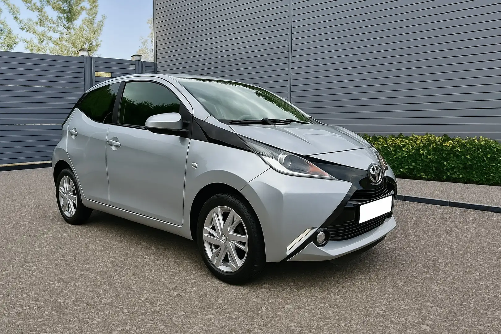 Toyota Aygo Aygo 5-Türer x-play touch - Rentner - TÜV 09.2027 Silber - 1