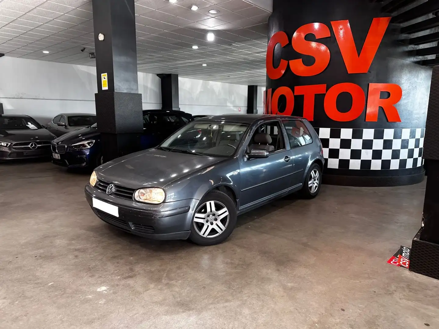 Volkswagen Golf 1.6 Conceptline 105 Gris - 2