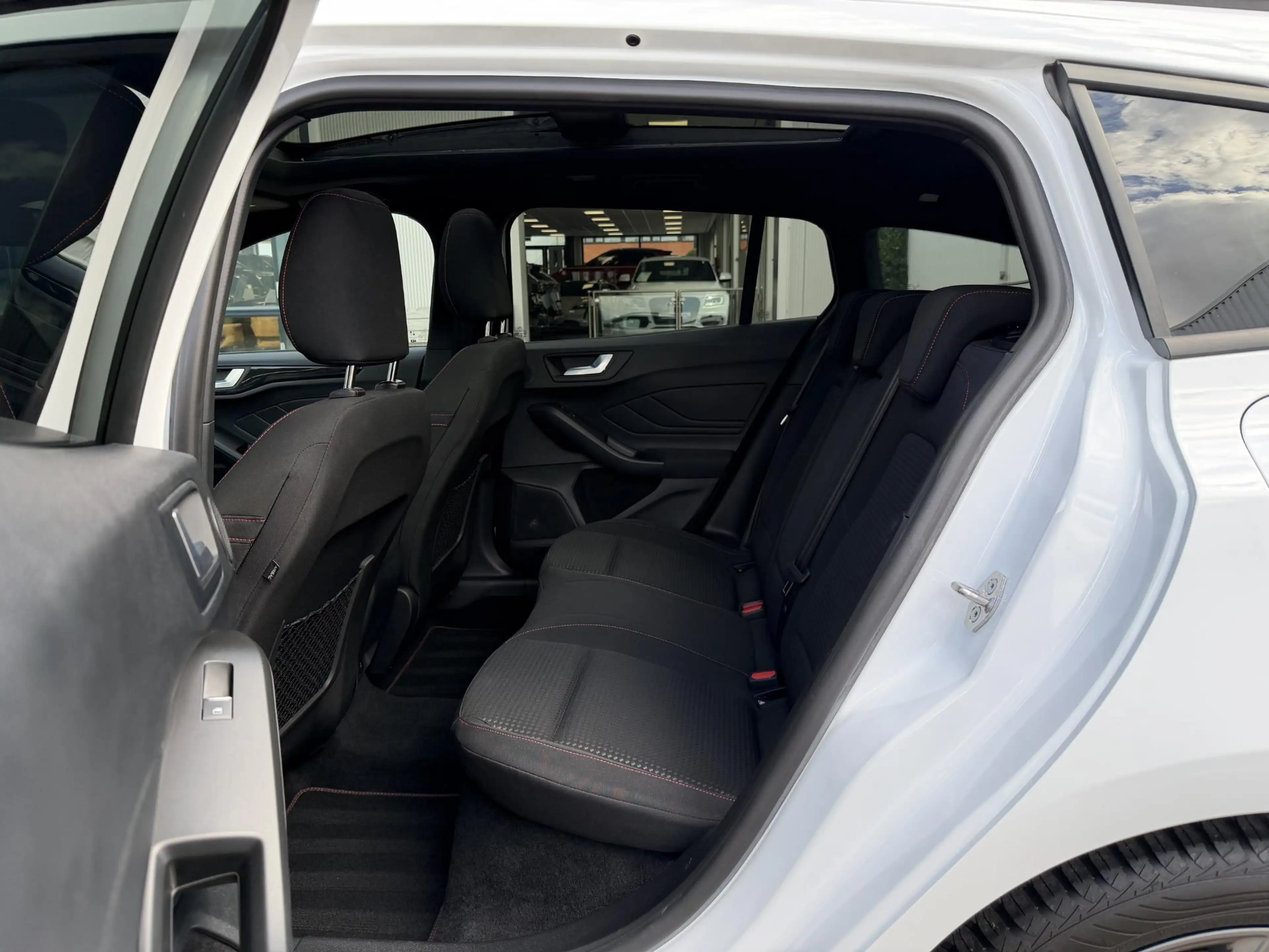 Ford Focus Wagon 1.0 EcoBoost Hybrid ST Line Style | Pano-sch — photo 39