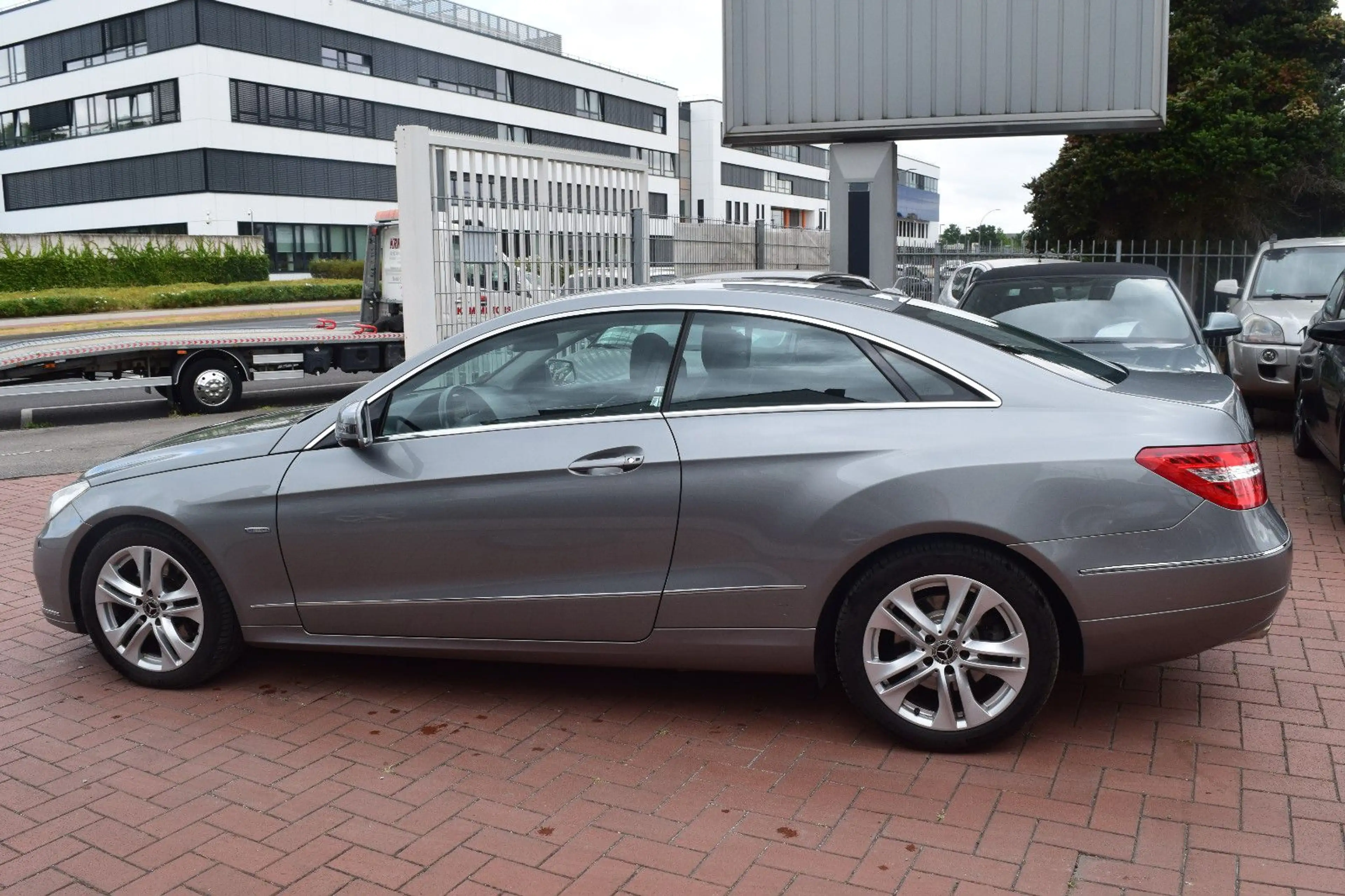 Mercedes-Benz E 350 Coupe AUTOMATIKGETRIEBE,VOLEDER,XENON,NAVI — photo 4
