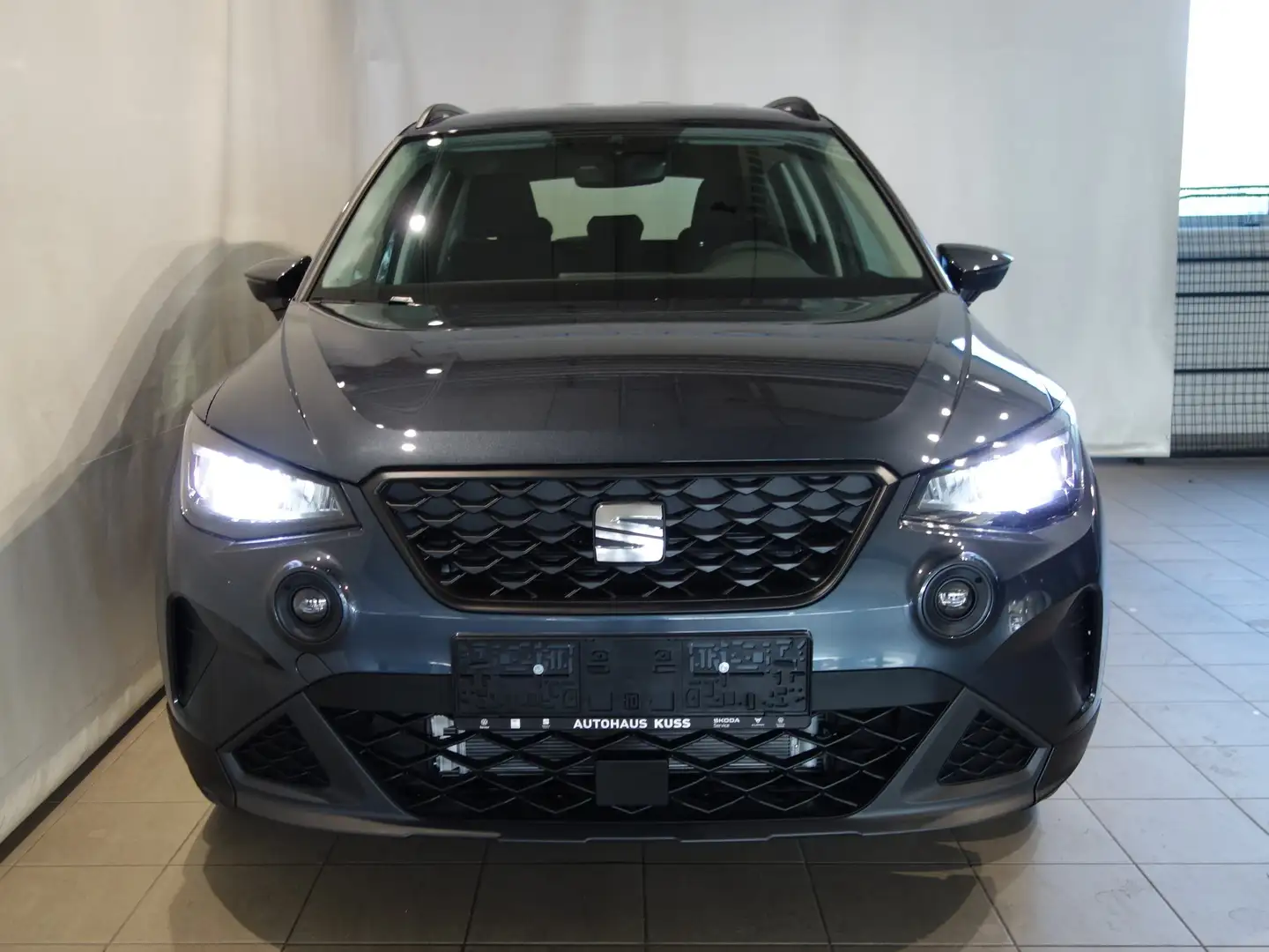 SEAT Arona Reference Grijs - 2