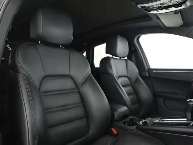 Porsche Macan view 7