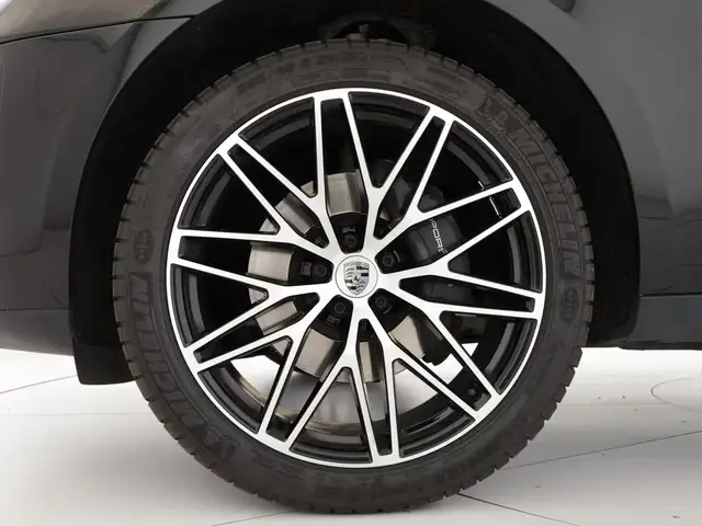Porsche Macan view 6