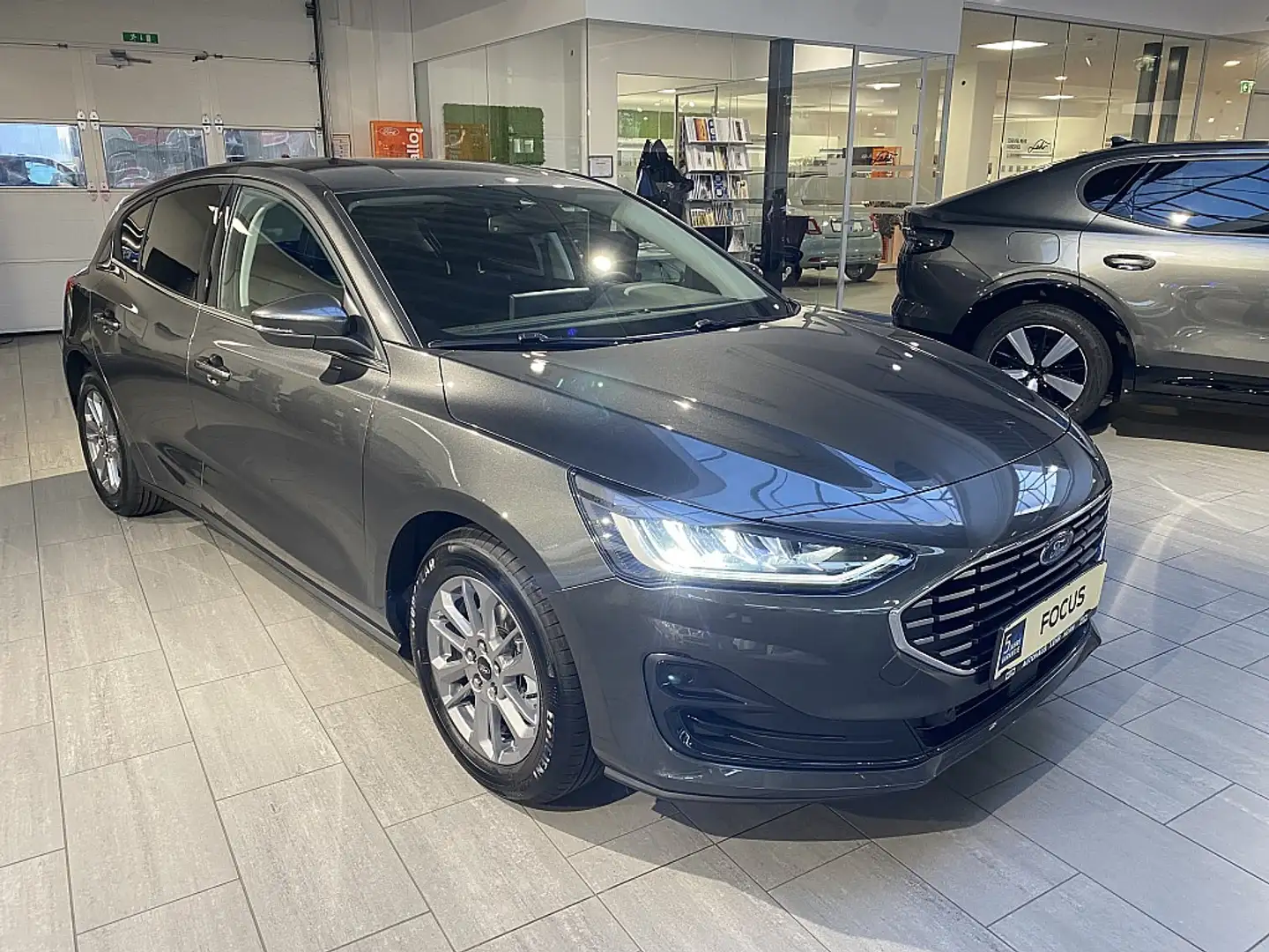 Ford Focus 1,0 EcoBoost Hybrid Titanium Edition Grau - 1