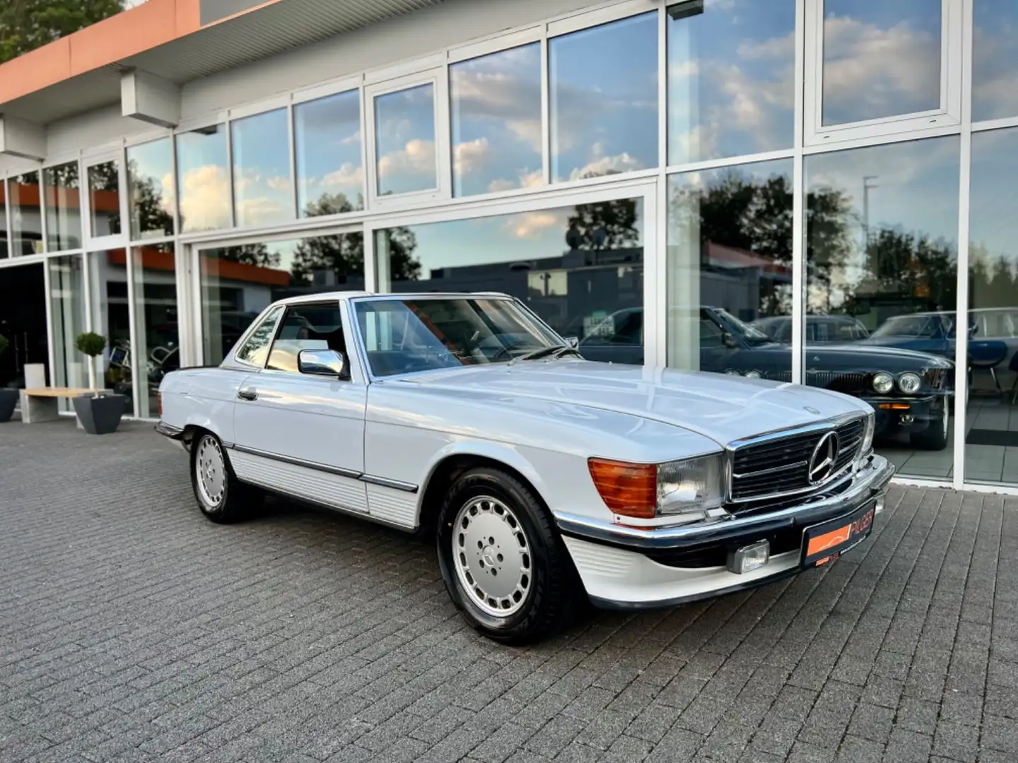 Mercedes-Benz 560 SL R107 Mwst.!!*ROSTFREI*UNFALLFREI*VOLLEDER Білий - 1