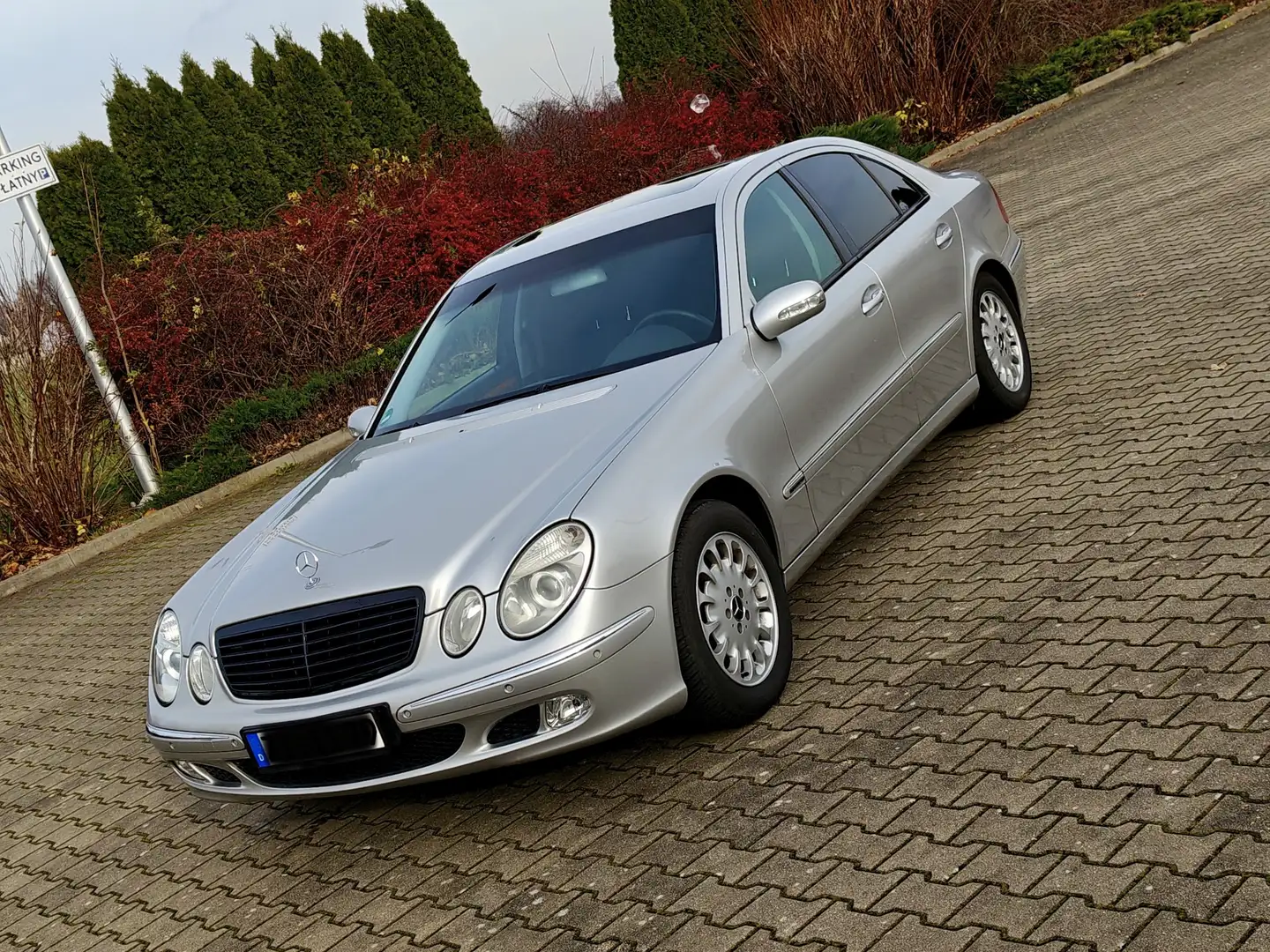 Mercedes-Benz E 200 Kompressor Automatik Elegance/Scheckheft/LPG Silber - 1