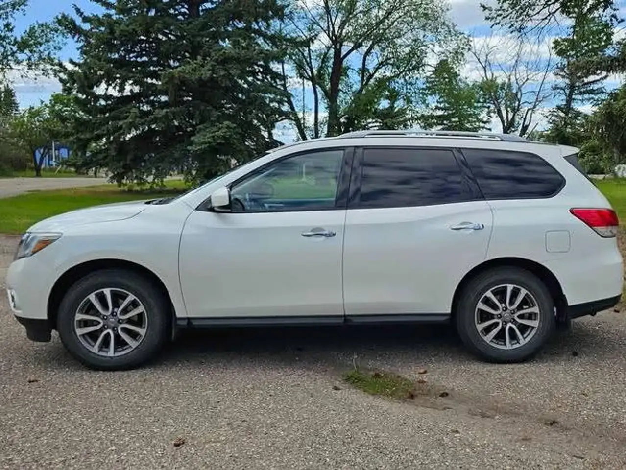 Nissan Pathfinder снимка Nissan Pathfinder