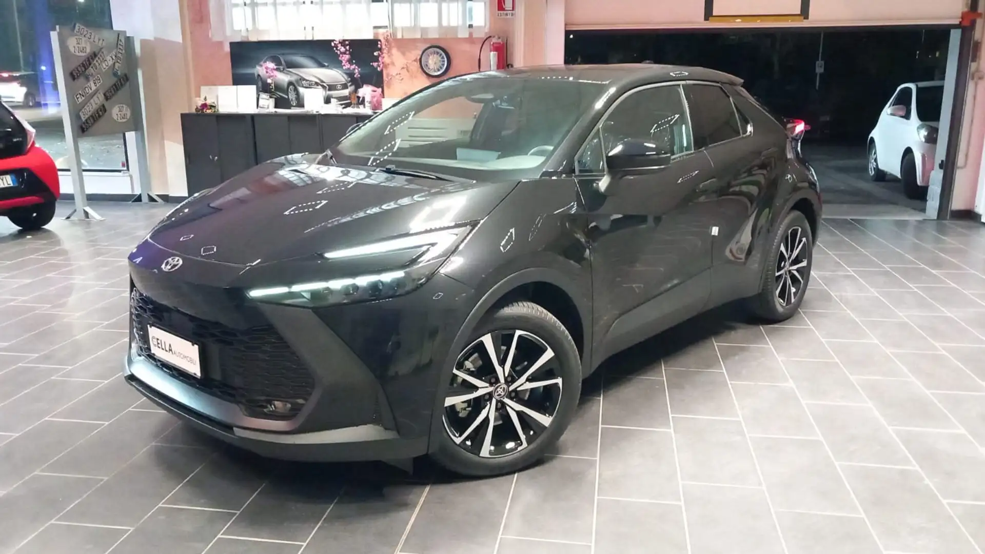 Toyota C-HR C-HR 2.0 phev Trend fwd e-cvt Zwart - 1