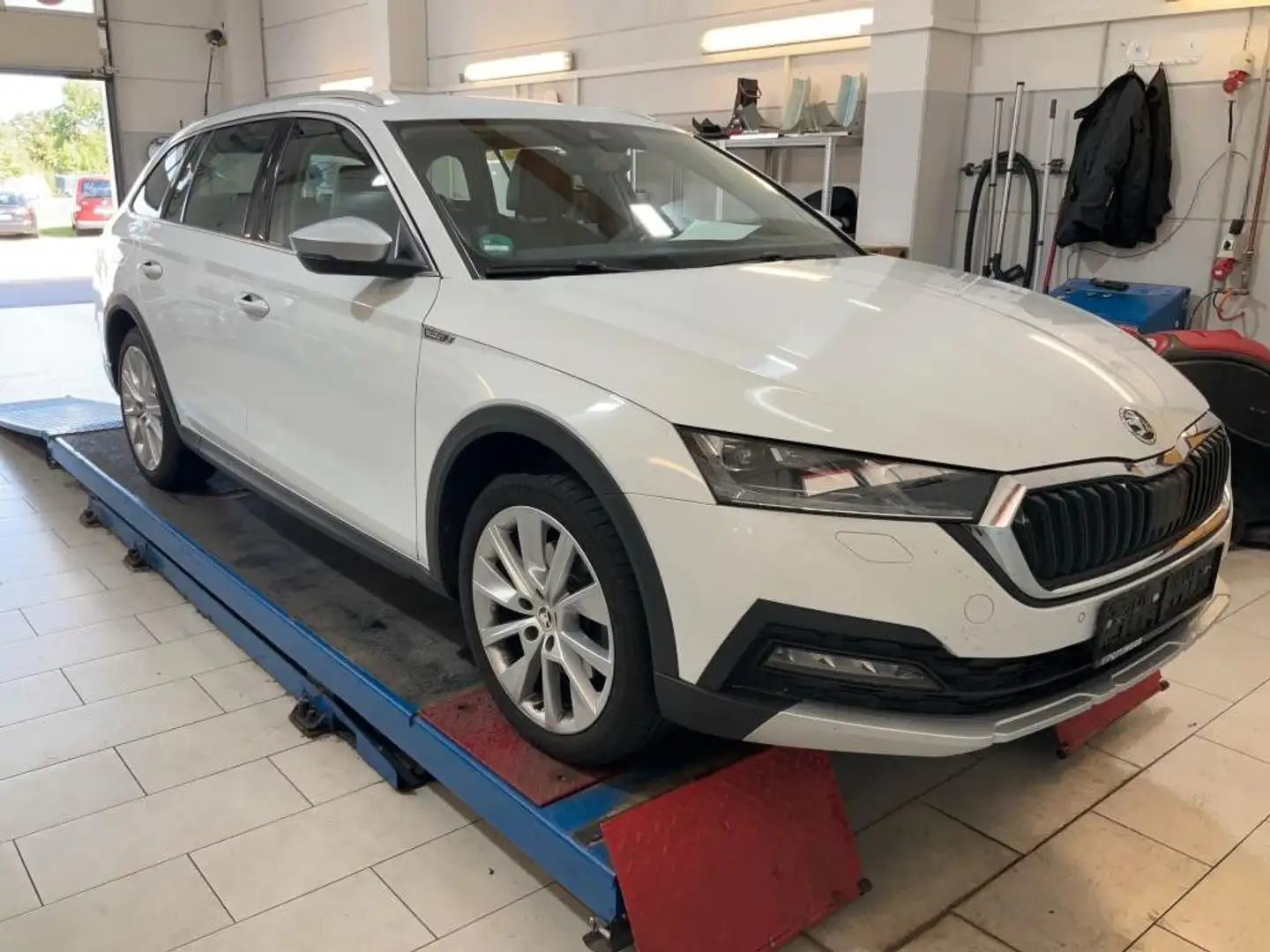 Skoda Octavia Combi Scout 4x4 2.0TDI DSG Matrix Navi Weiß - 2
