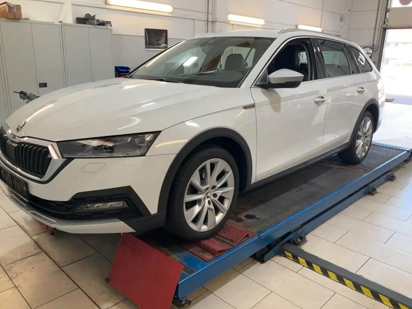 Skoda Octavia Combi Scout 4x4 2.0TDI DSG Matrix Navi Weiß - 1