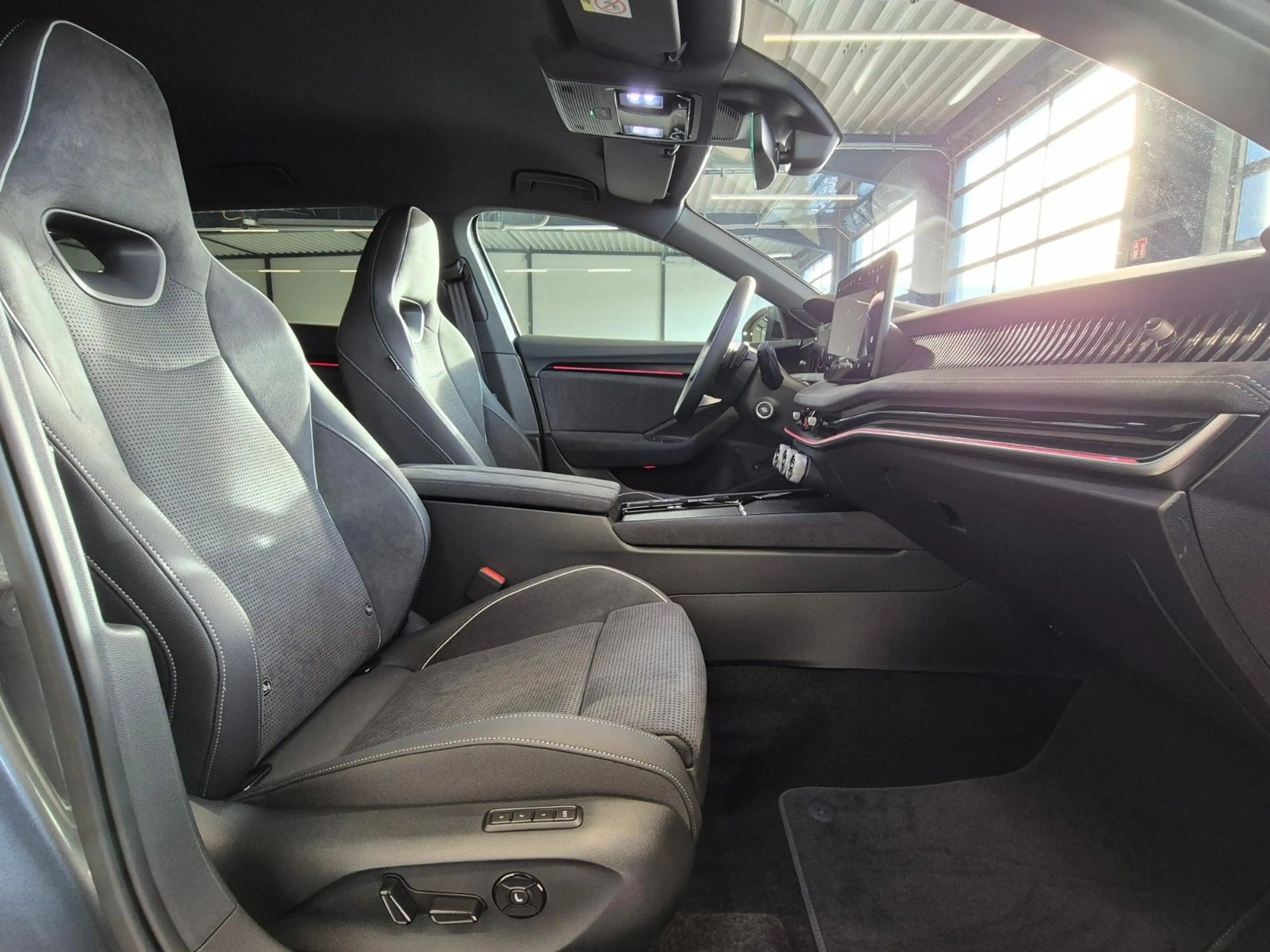 Skoda Superb SUPERB COMBI 2.0 TDI 4x4 SPORTLINE 5J GARANTIE — photo 12