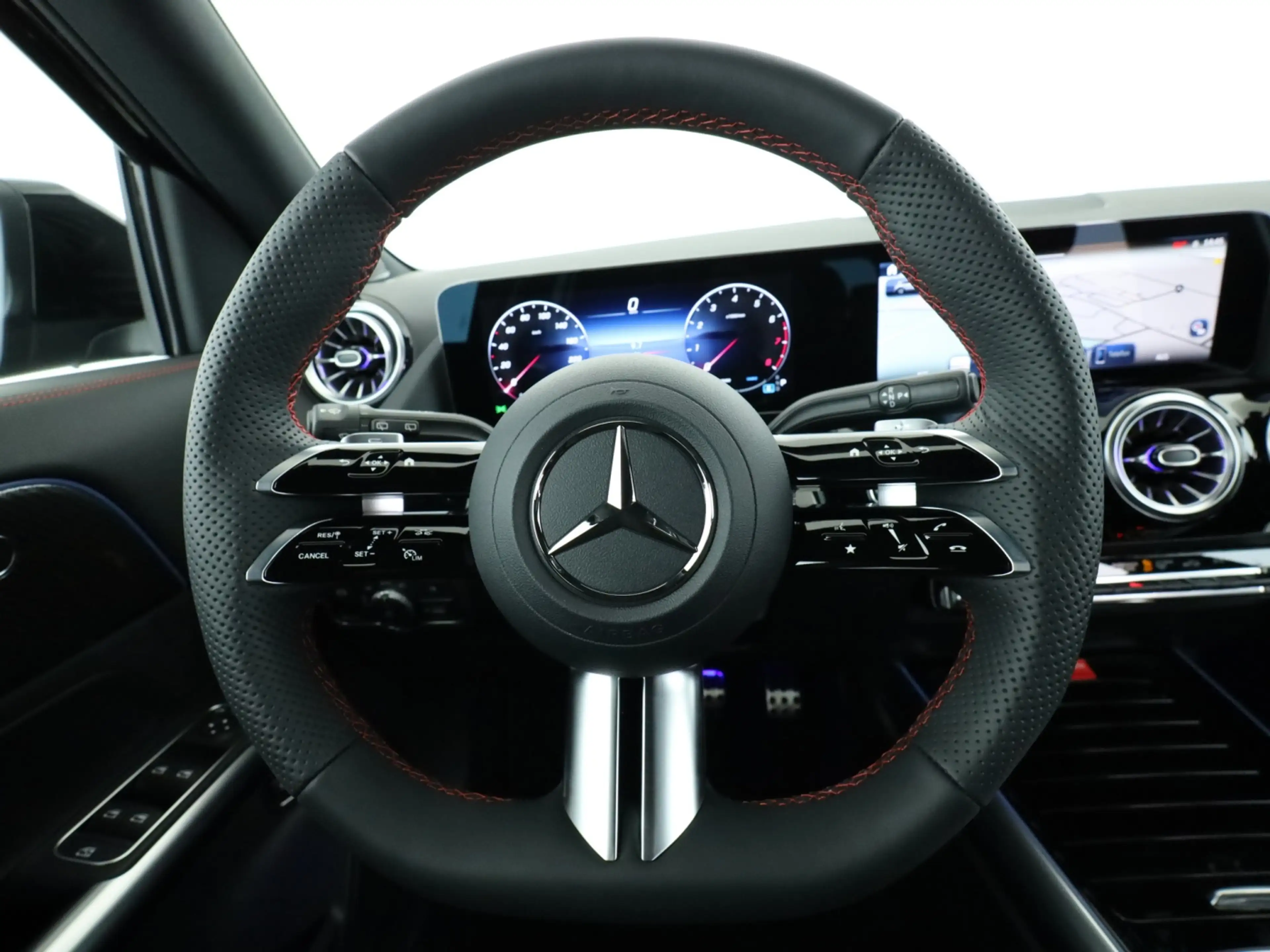 Mercedes-Benz GLA 200 360 ACC AHK AUT DynLicht Fernlichtass. — photo 11