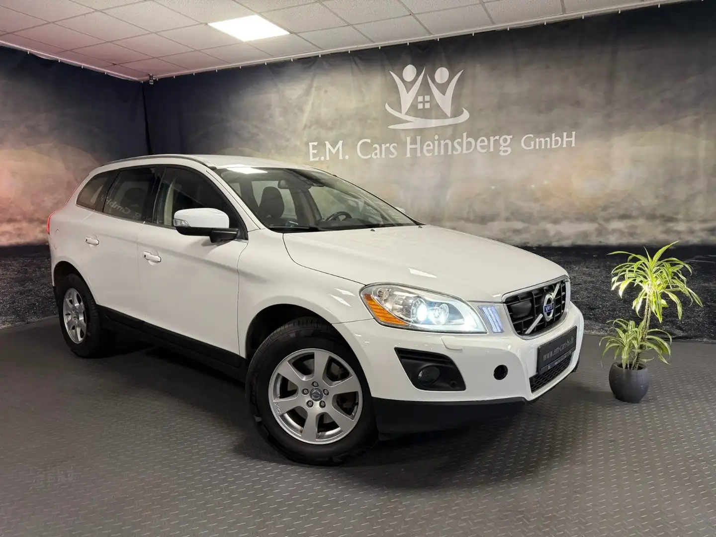 Volvo XC60 2.4 D Summum Autom. Kamera DAB Leder Keyles Blanc - 1