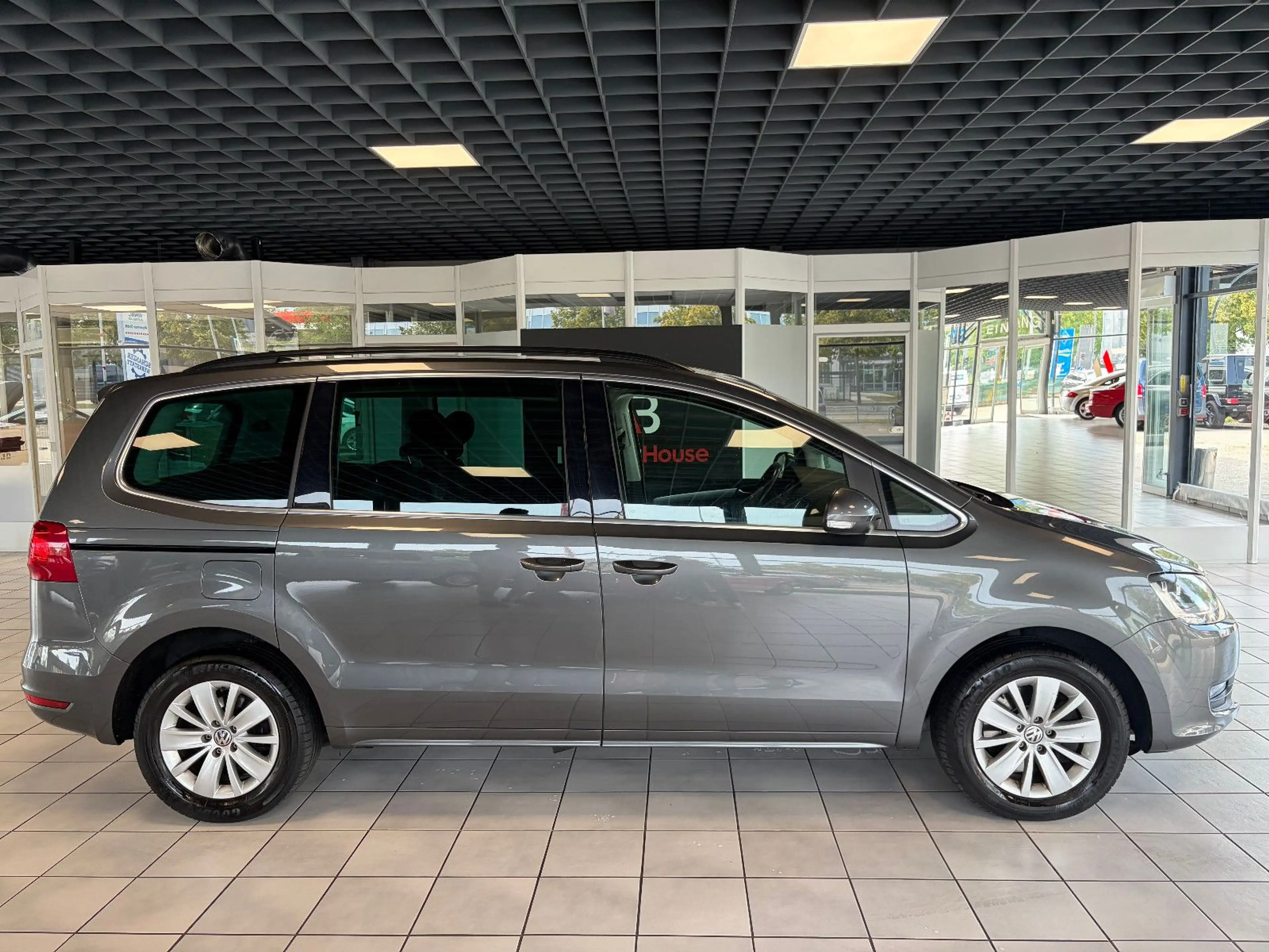 Volkswagen Sharan 2.0 TDI DSG Comfortline BMT · 7 Sitzer · — photo 2