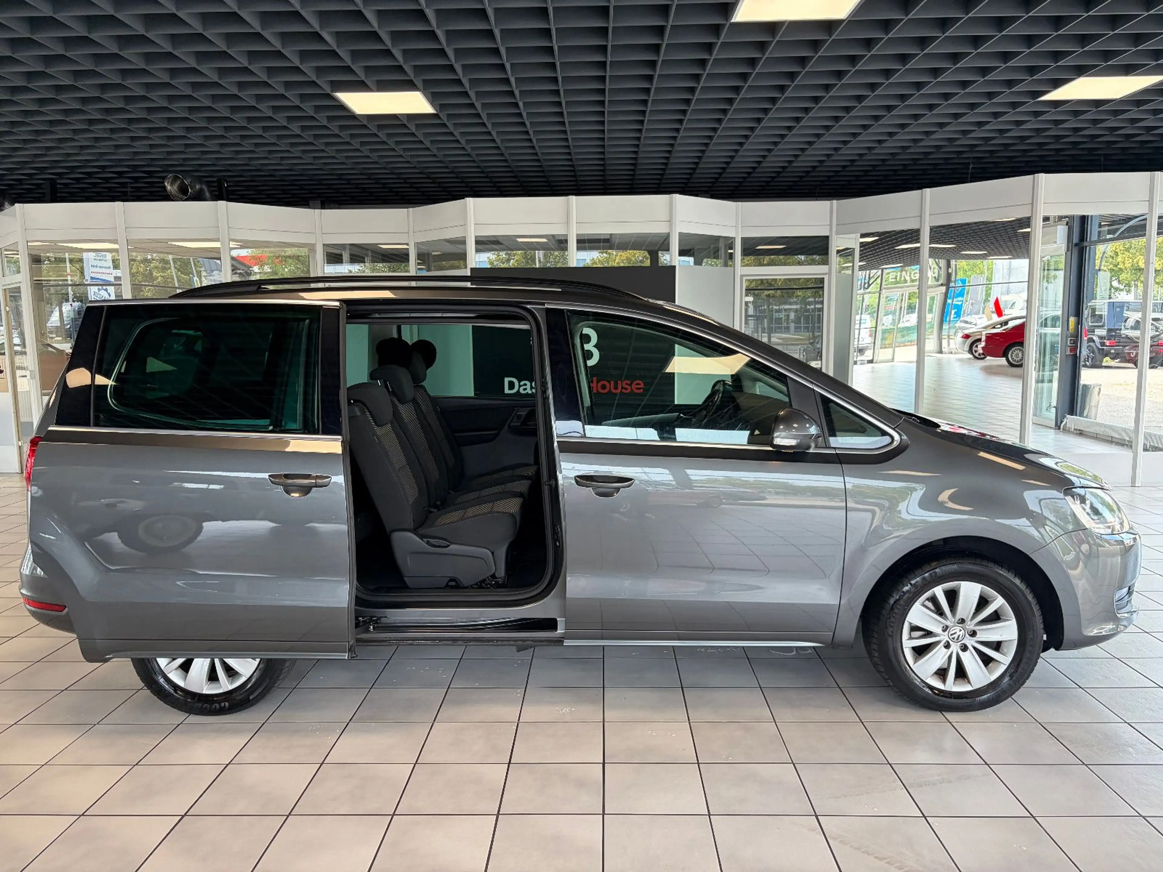 Volkswagen Sharan 2.0 TDI DSG Comfortline BMT · 7 Sitzer · — photo 3