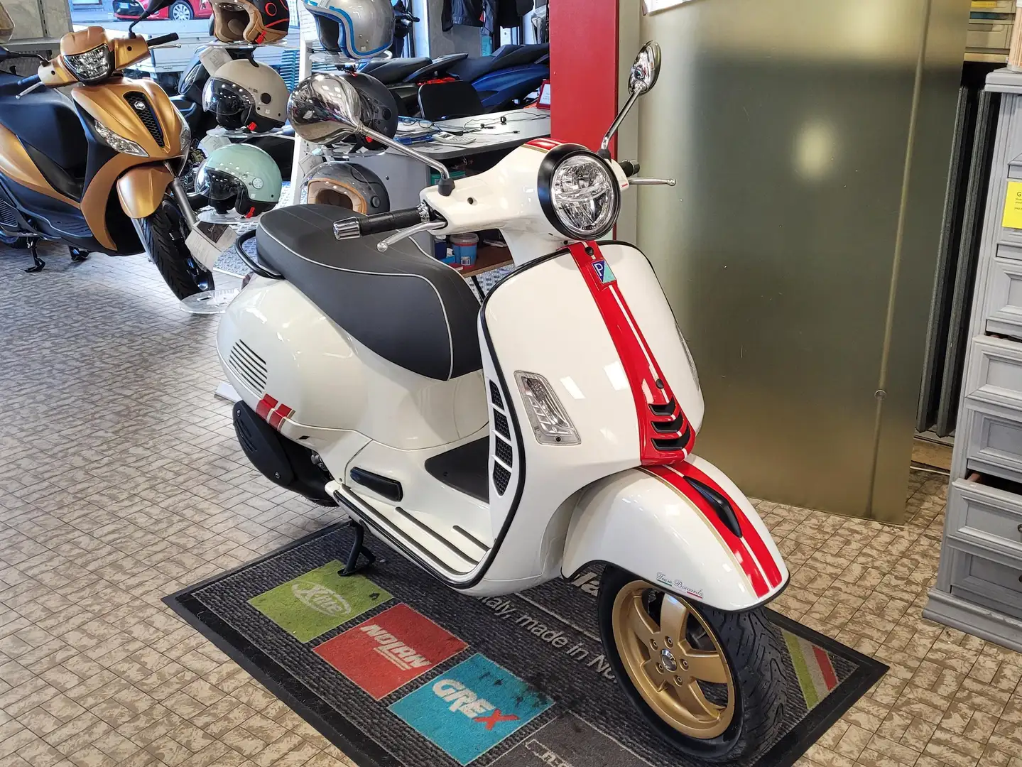 Vespa GTS Super Racing Sixties 300 Hpe Abs/Asr Bianco - 2