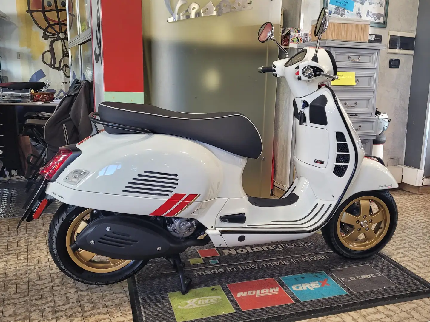 Vespa GTS Super Racing Sixties 300 Hpe Abs/Asr Bianco - 1