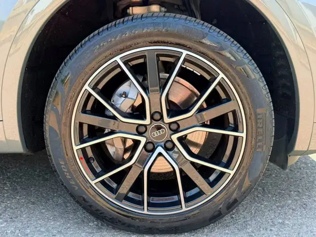 Audi Q5 view 9