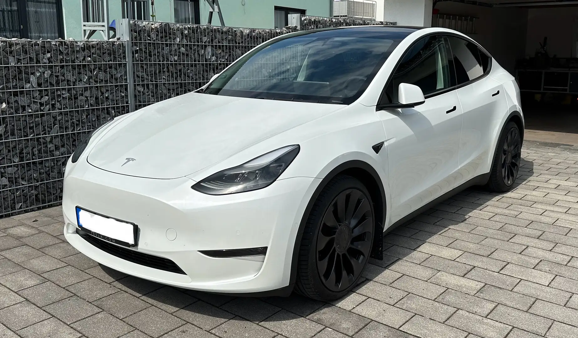 Tesla Model Y Performance Dual Motor AWD - 2