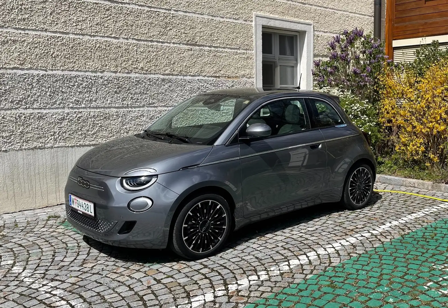 Fiat 500e La Prima * voll * 42 kWh Akku * SoH 94% * wenig KM * 8-fach Alu * Erstbesitz Grau - 1
