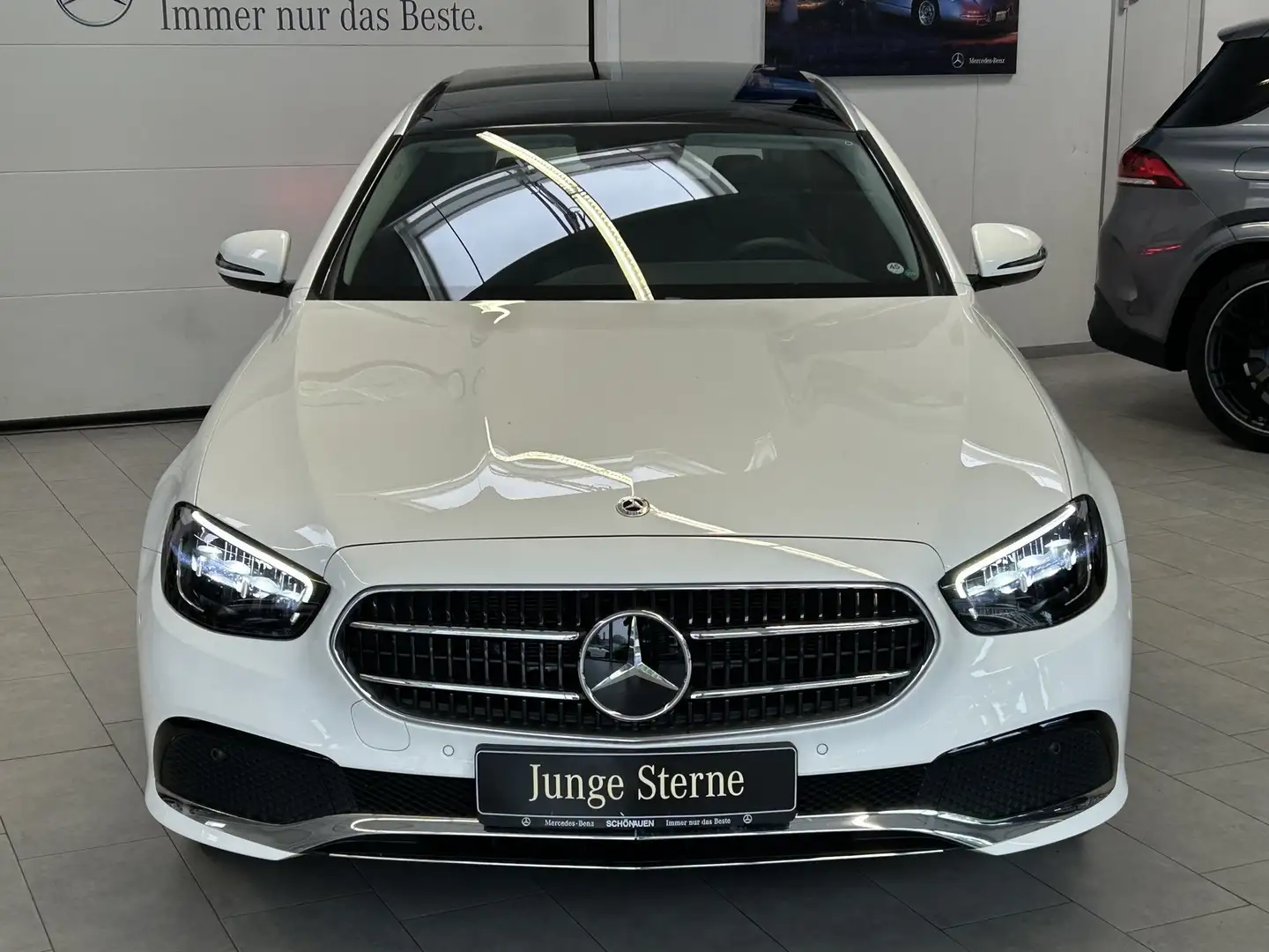 Mercedes-Benz E 300 e T PANO+AHK+KAMERA+LED+CARPLAY+DAB+EASYPK Weiß - 2