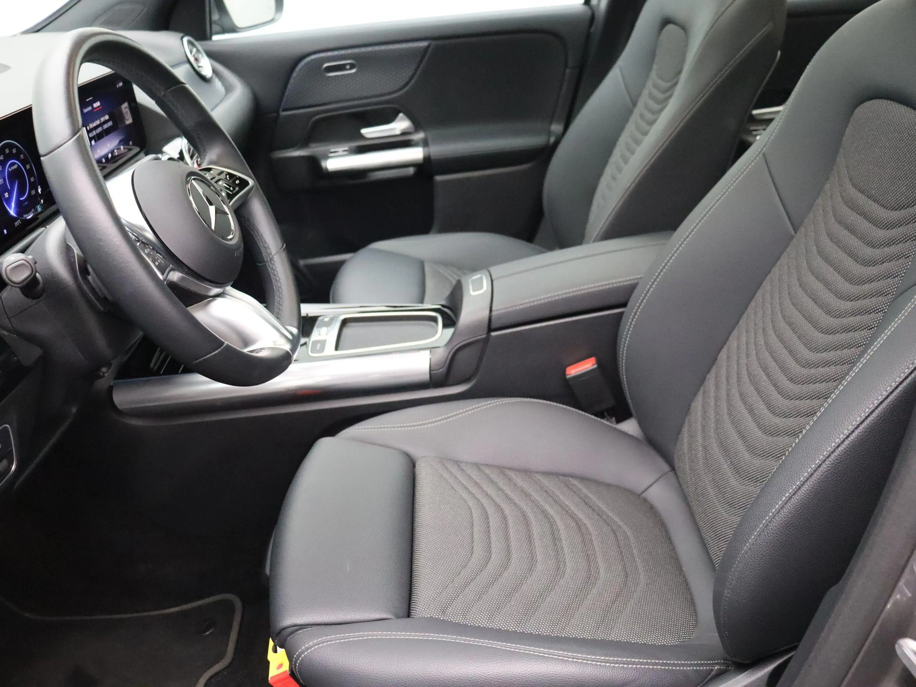 Mercedes-Benz EQA 250 250+ Business Line — photo 11
