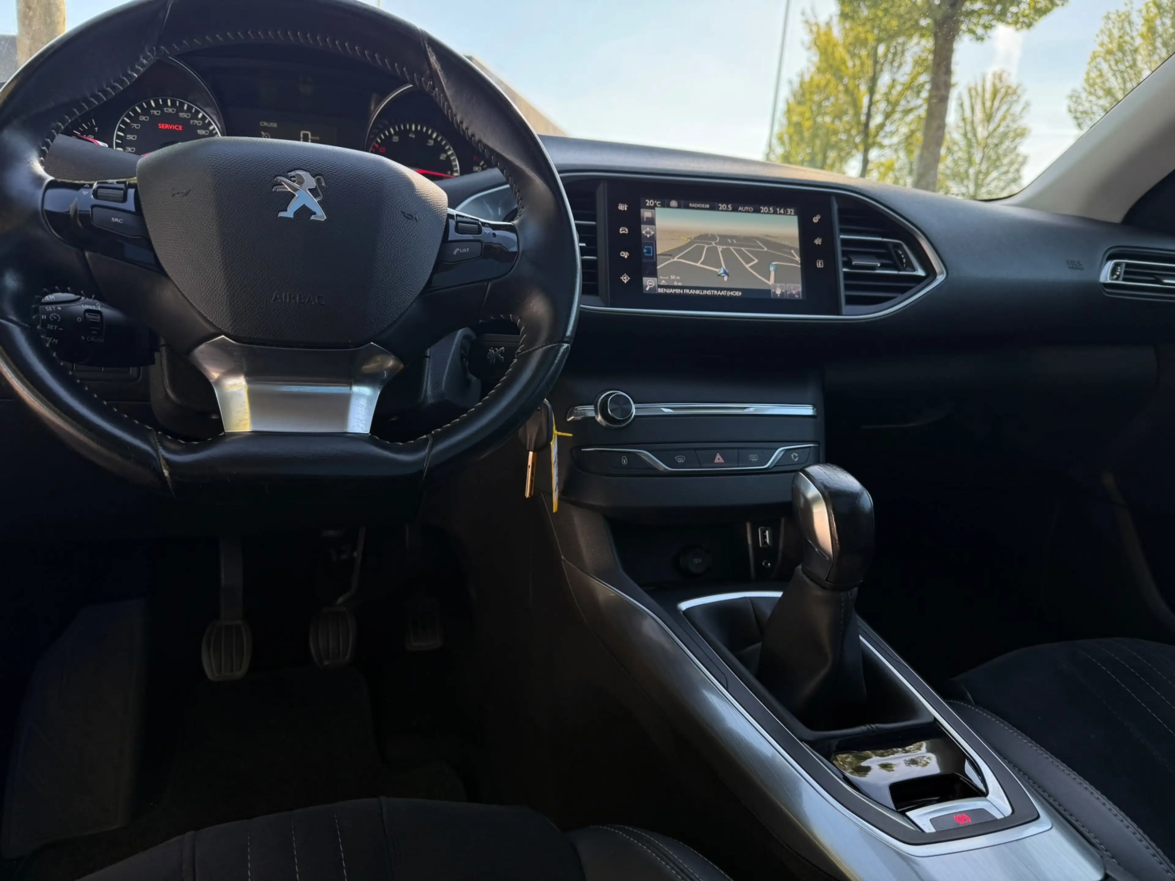 Peugeot 308 1.2 PureTech Allure Pano Carplay alcantara — photo 6