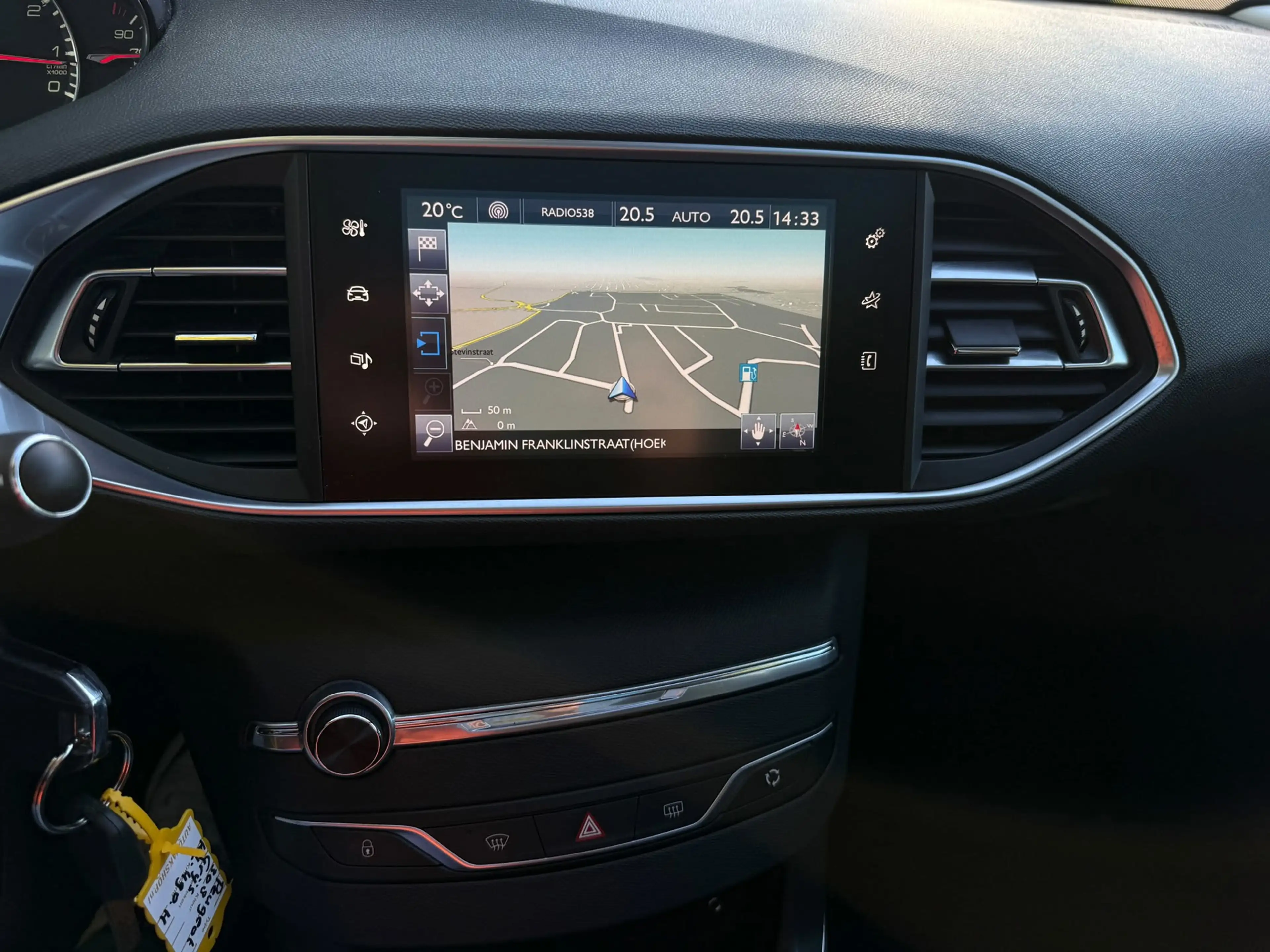 Peugeot 308 1.2 PureTech Allure Pano Carplay alcantara — photo 12
