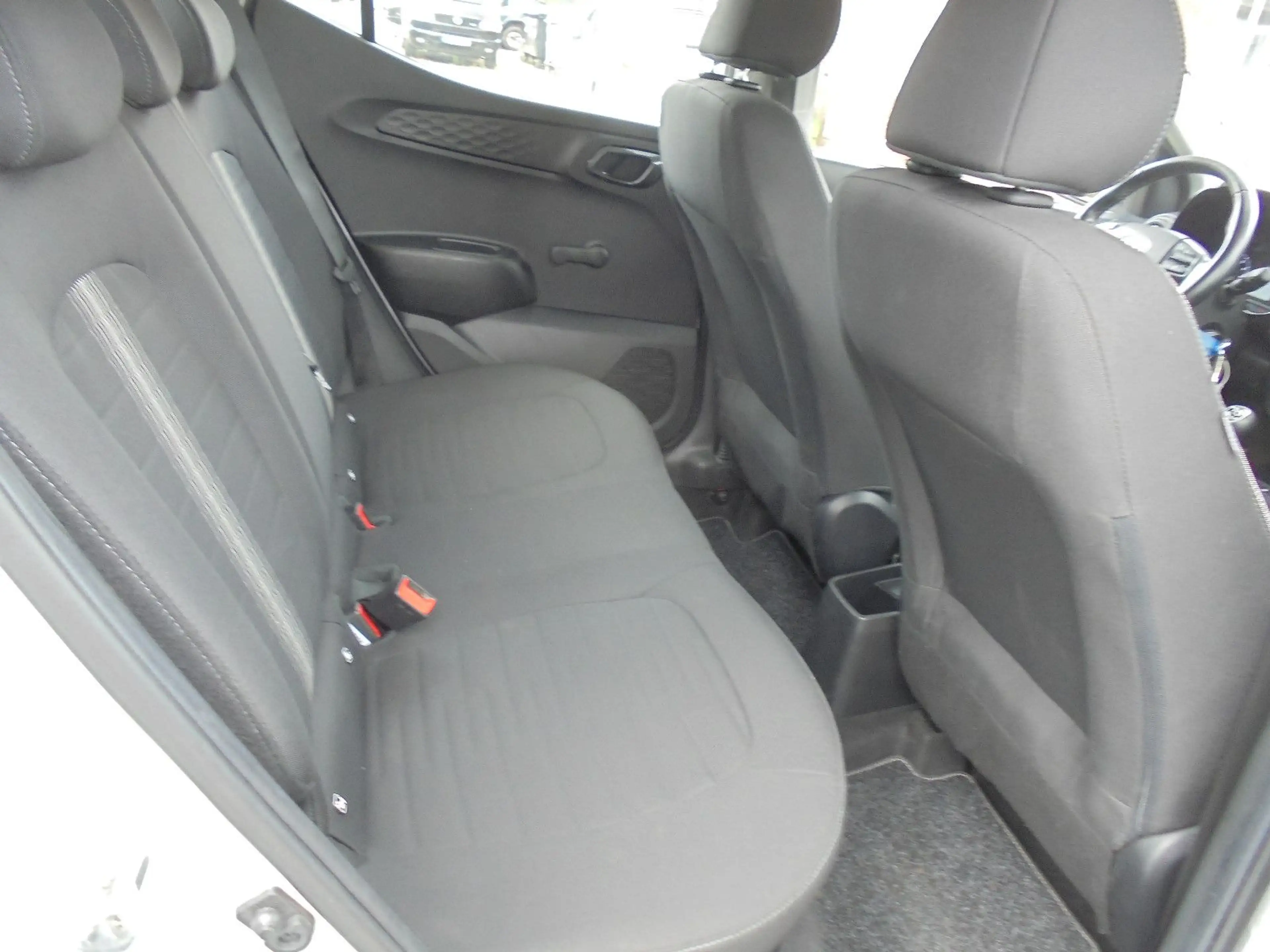 Hyundai i10 Trend 1.0 12V Limousine 5-türig 1. Hand DAB — photo 15