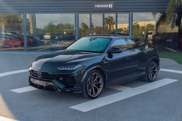 Lamborghini Urus view 3