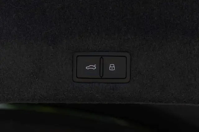 Lamborghini Urus view 7