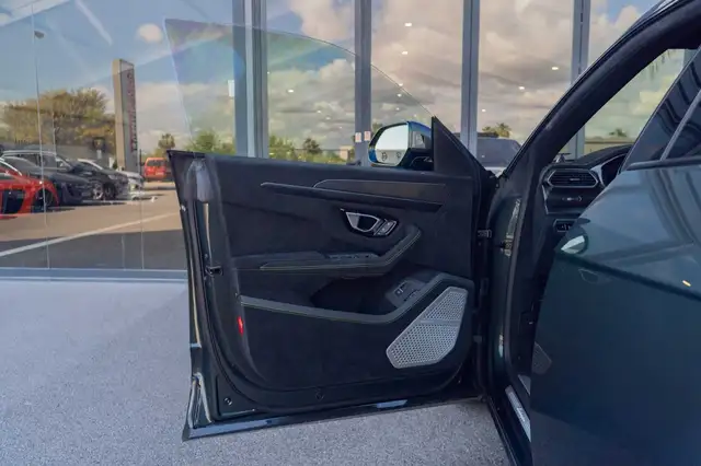 Lamborghini Urus view 9
