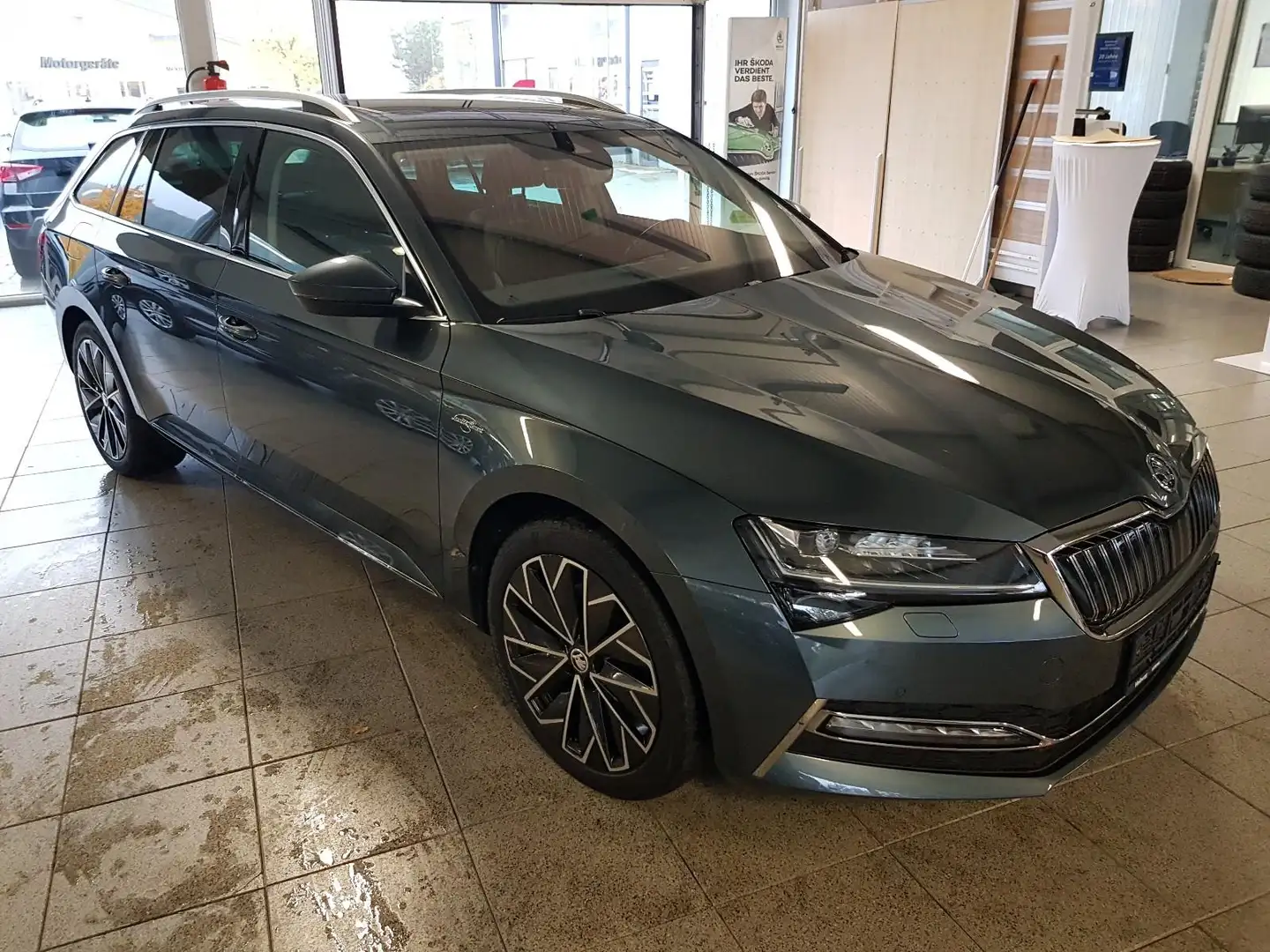Skoda Superb Combi TSI/iV DSG L&K AHK Navi Standhzg. ACC LED Grau - 1