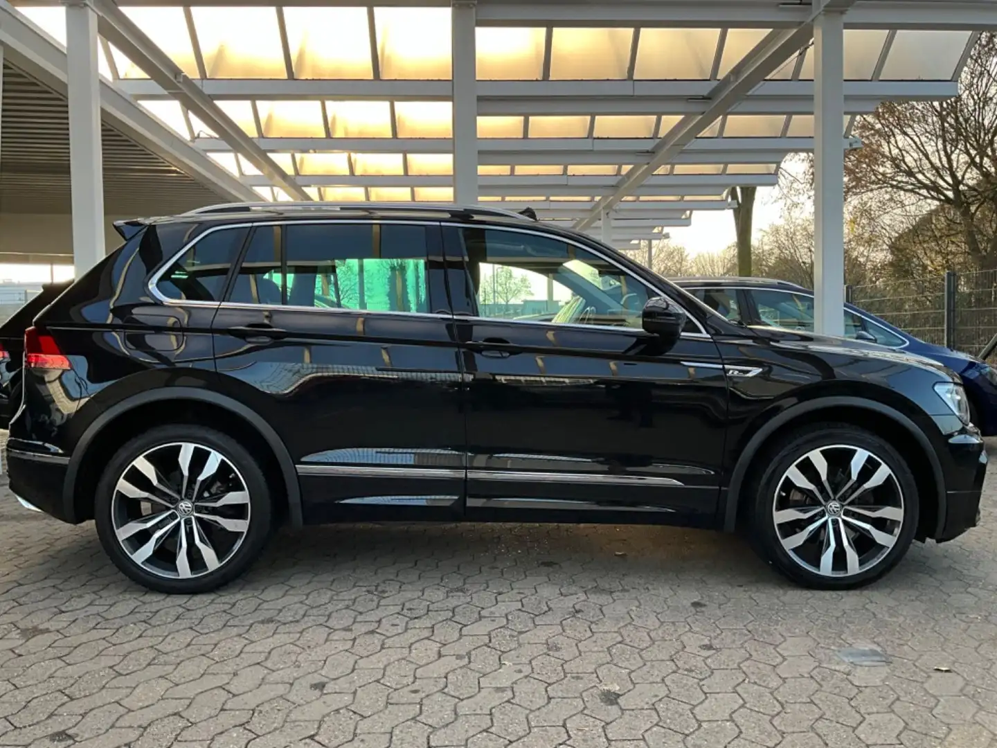 Volkswagen Tiguan R line 4Motion*Virtual*Pano*Ky-go*LED*ACC Zwart - 1