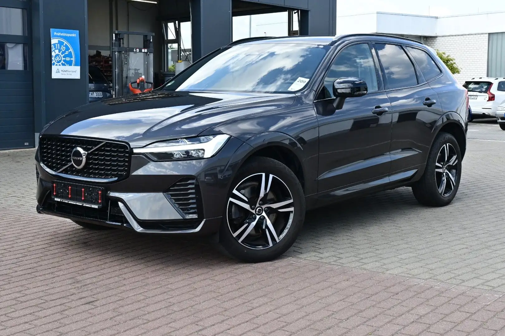 Volvo XC60 B4 D Autom. 2WD R-Design*FSHZG*RFK*AHK Grijs - 1