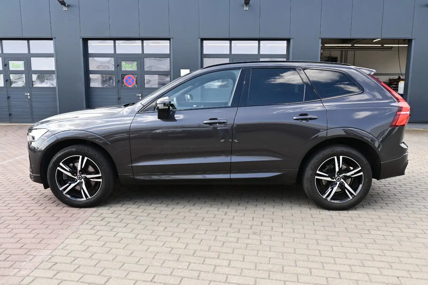 Volvo XC60 B4 D Autom. 2WD R-Design*FSHZG*RFK*AHK Grijs - 2