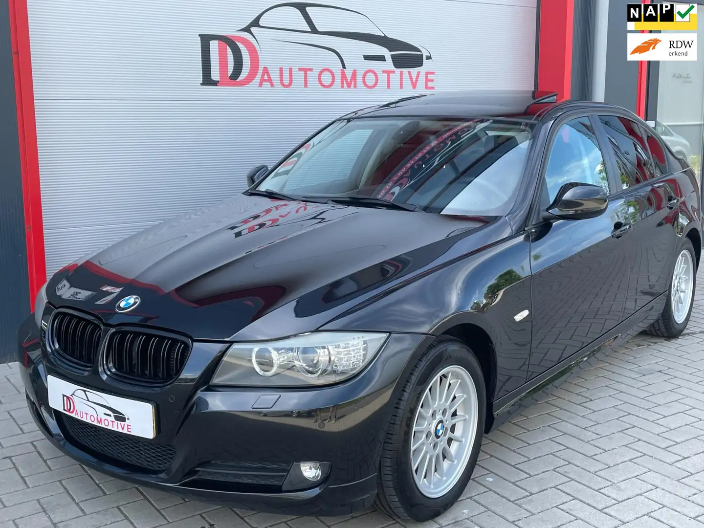 BMW 318 3-serie 318i High Executive NAVI/PDC/STOELVERW/XEN Zwart - 1