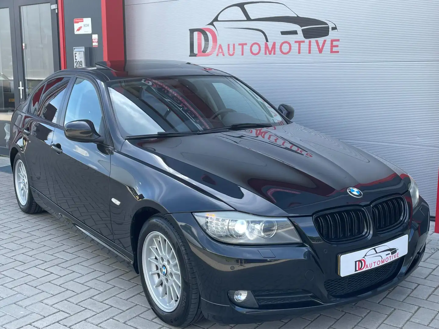 BMW 318 3-serie 318i High Executive NAVI/PDC/STOELVERW/XEN Zwart - 2