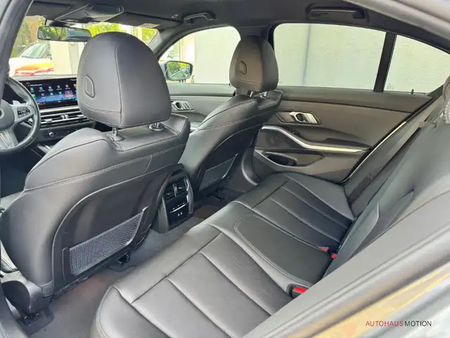 BMW 3 Series view 11