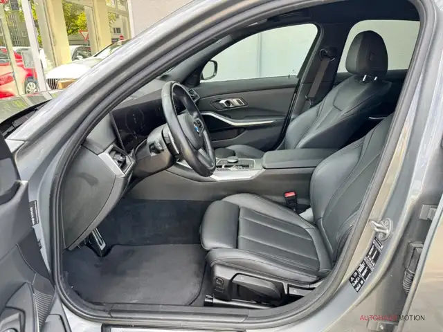 BMW 3 Series view 10
