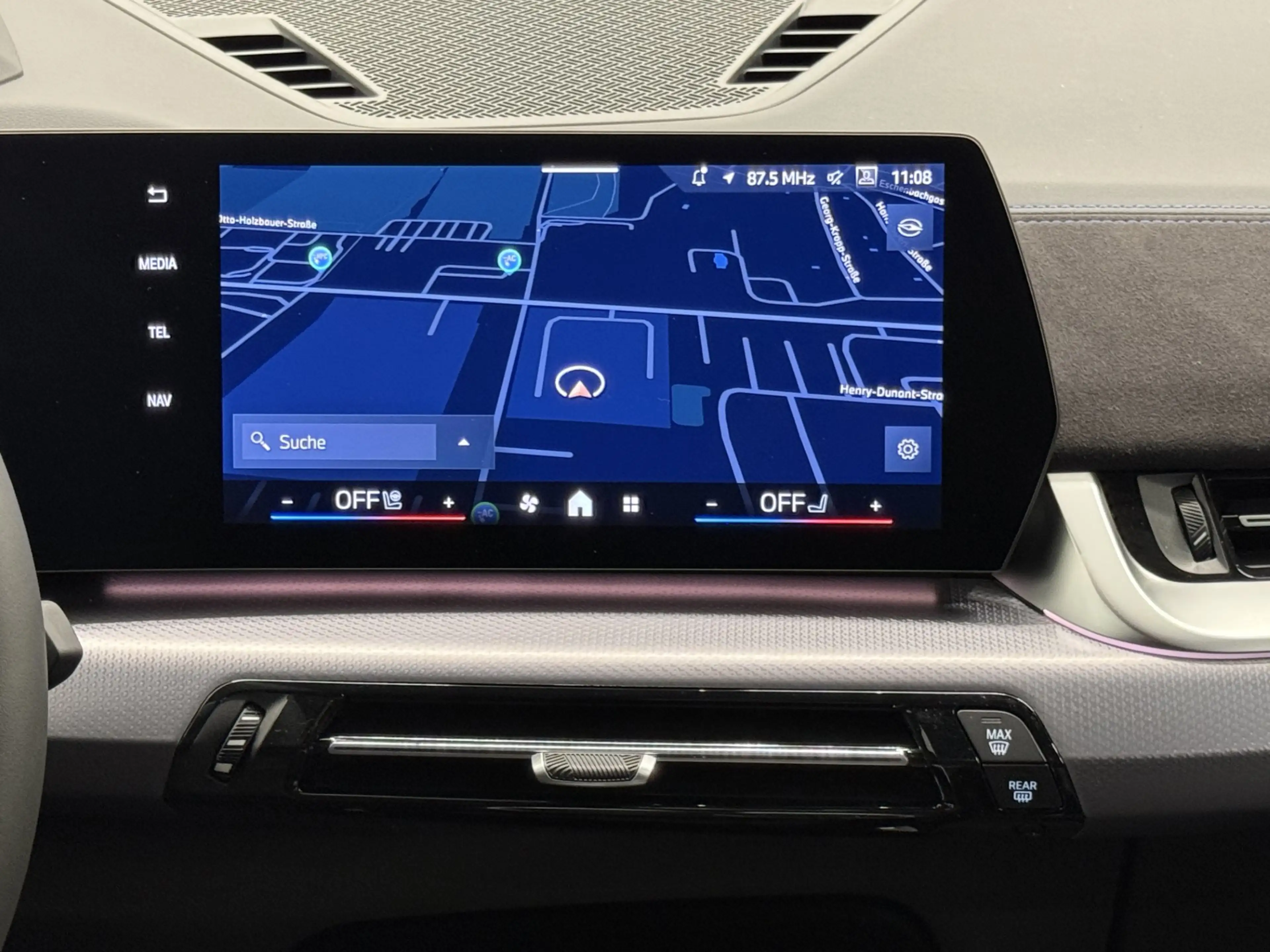 BMW iX1 eDrive20 — photo 8