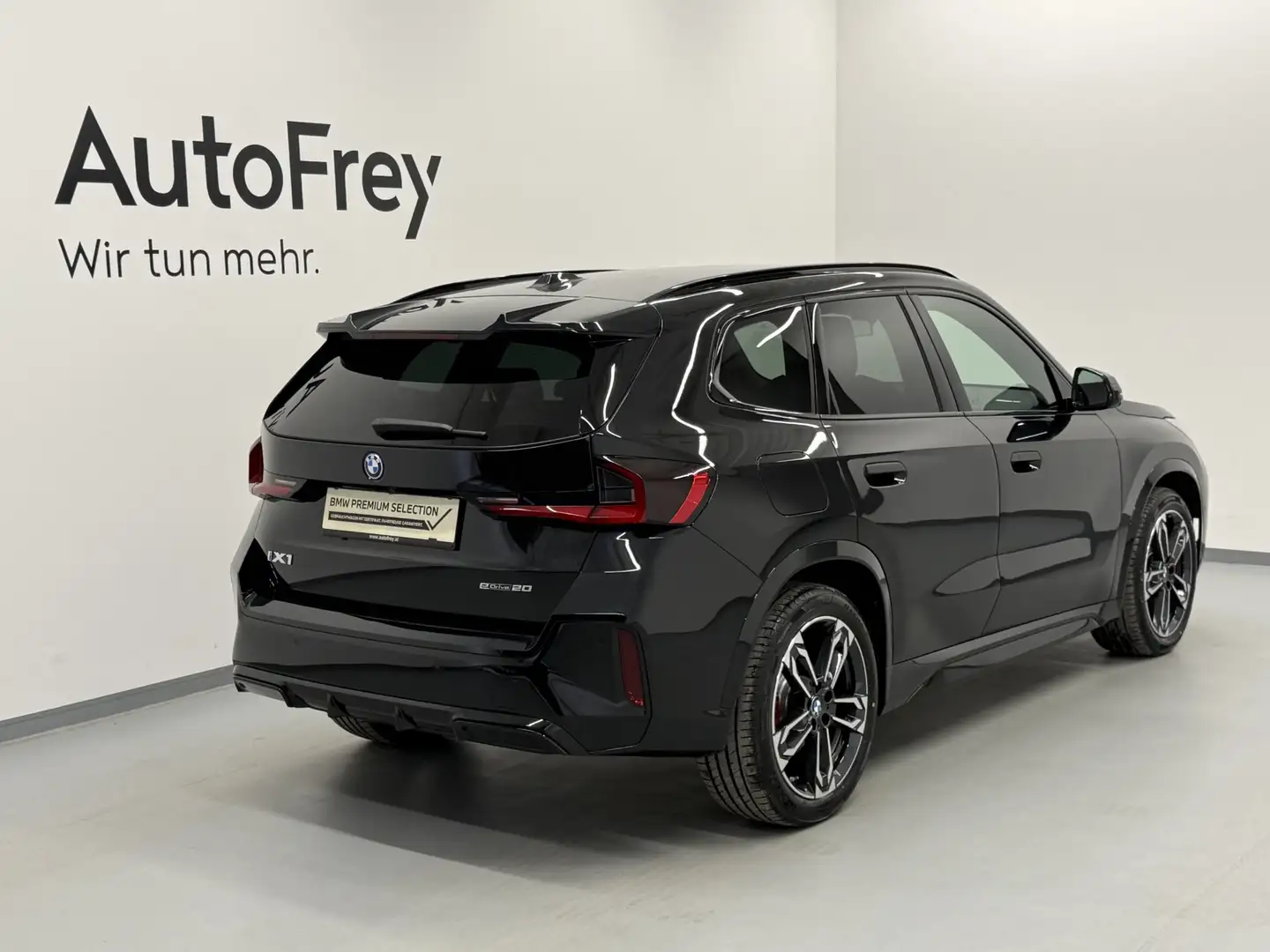 BMW iX1 eDrive20 Schwarz - 2