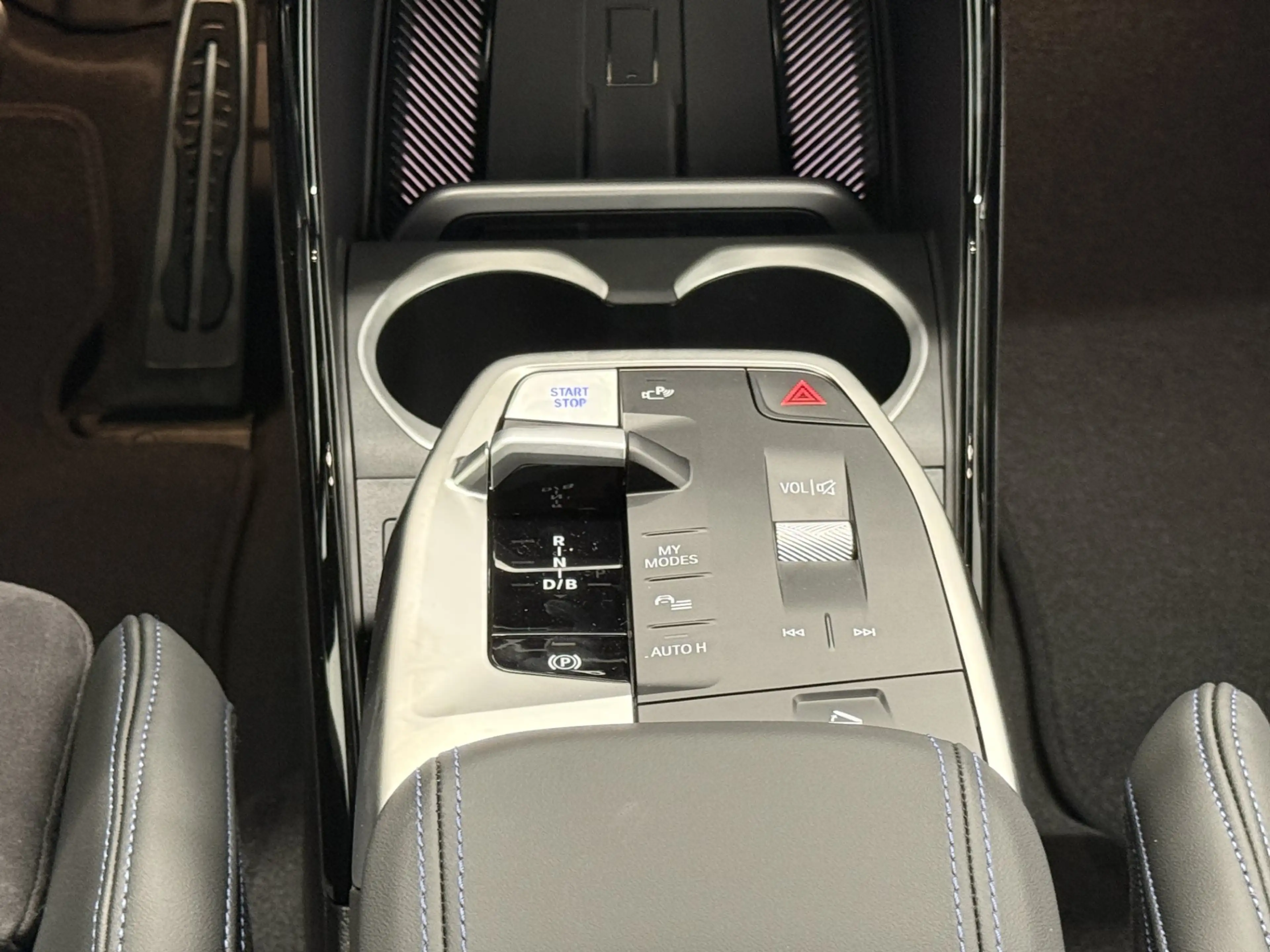BMW iX1 eDrive20 — photo 11