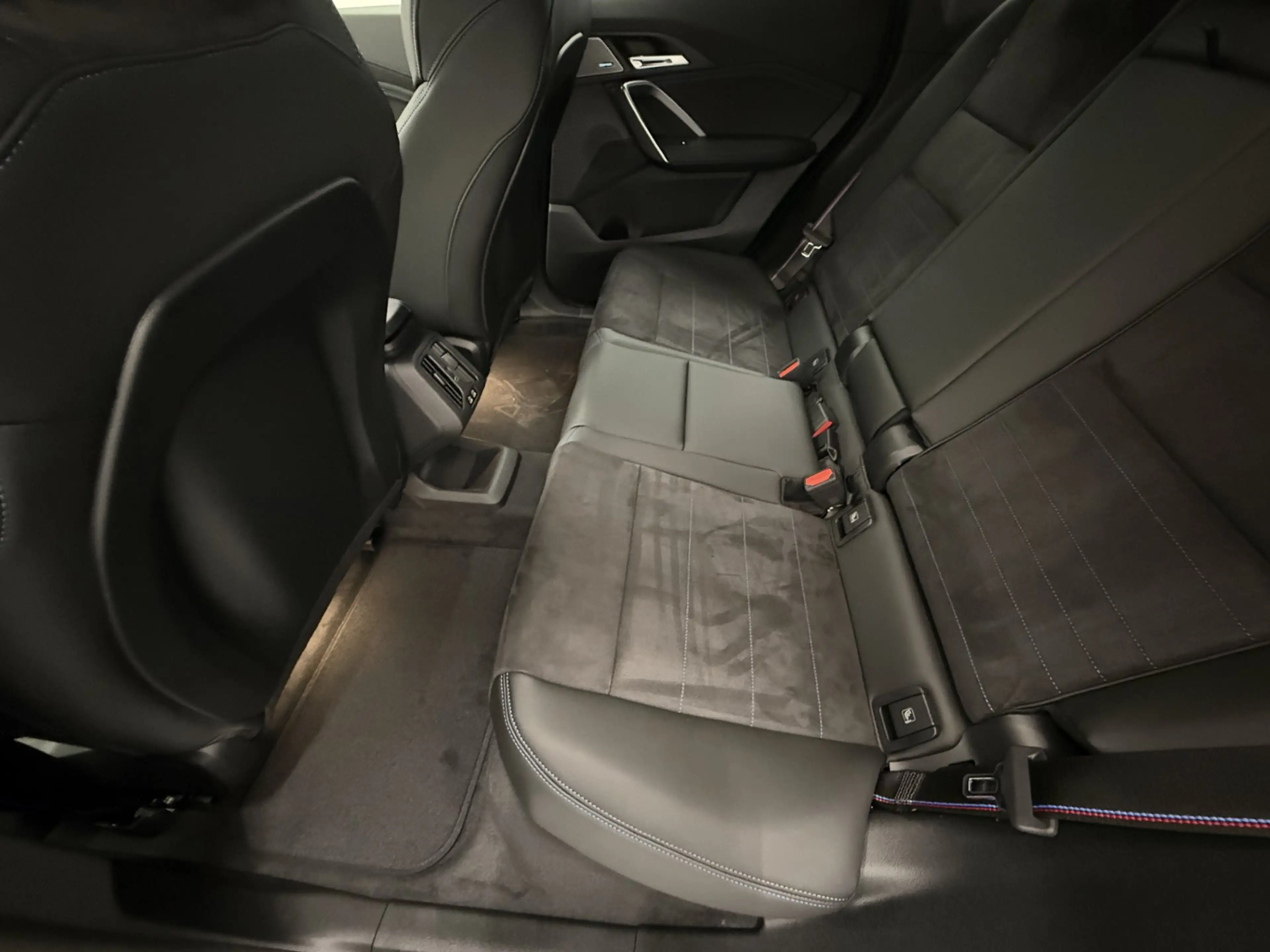 BMW iX1 eDrive20 — photo 13