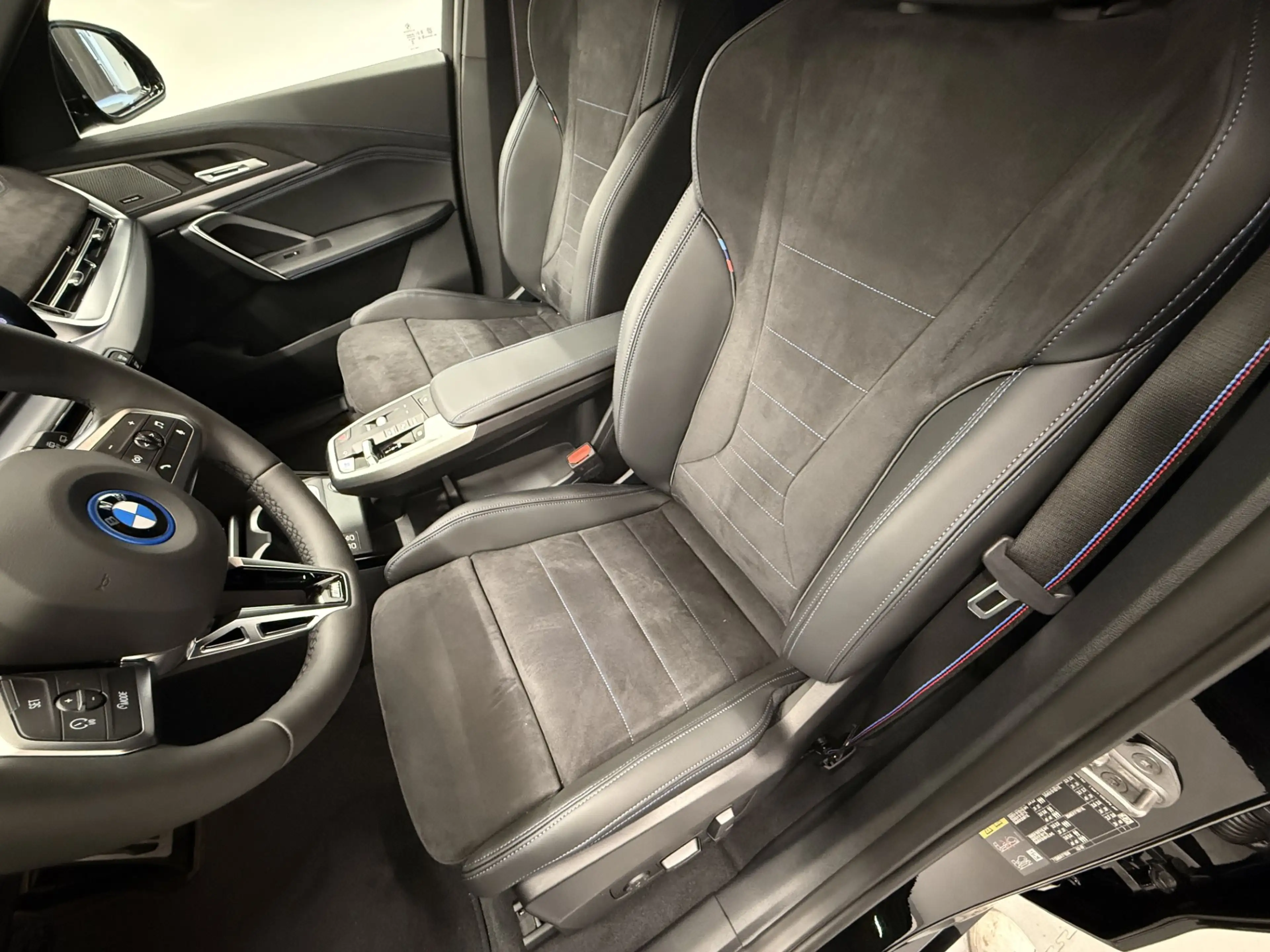 BMW iX1 eDrive20 — photo 12