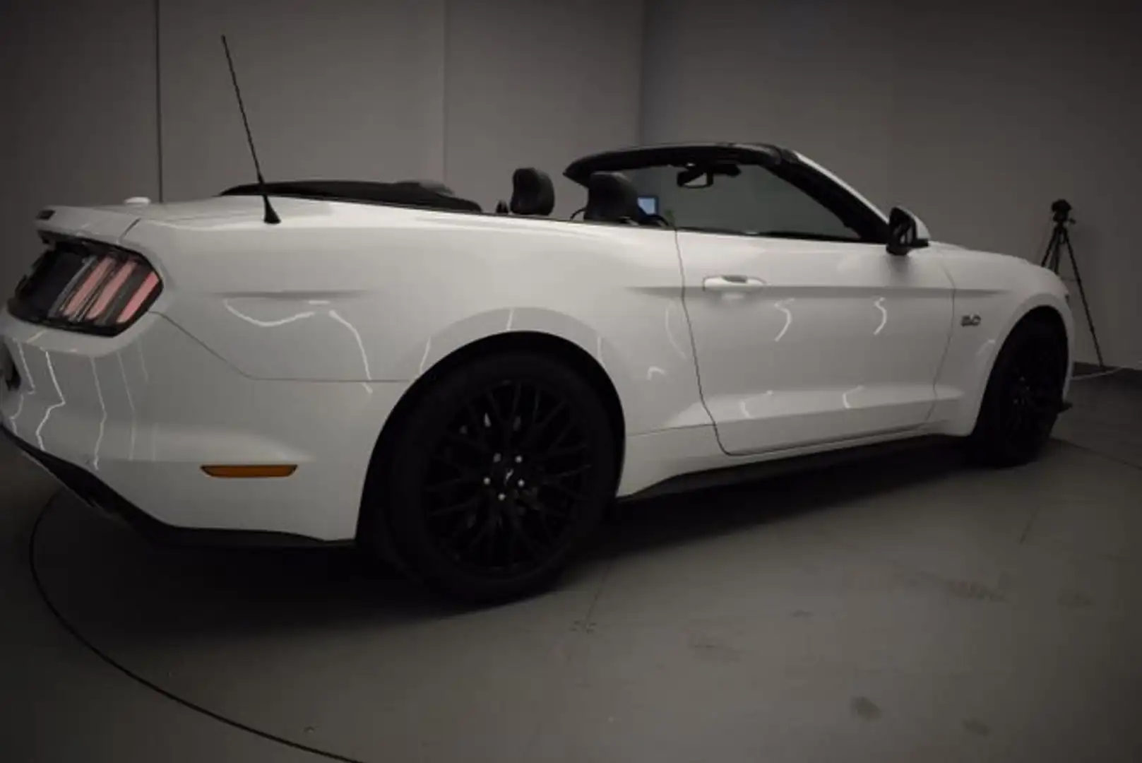 Ford Mustang 5.0 Ti-VCT V8 307kW  GT A.(Conv.) Blanco - 2