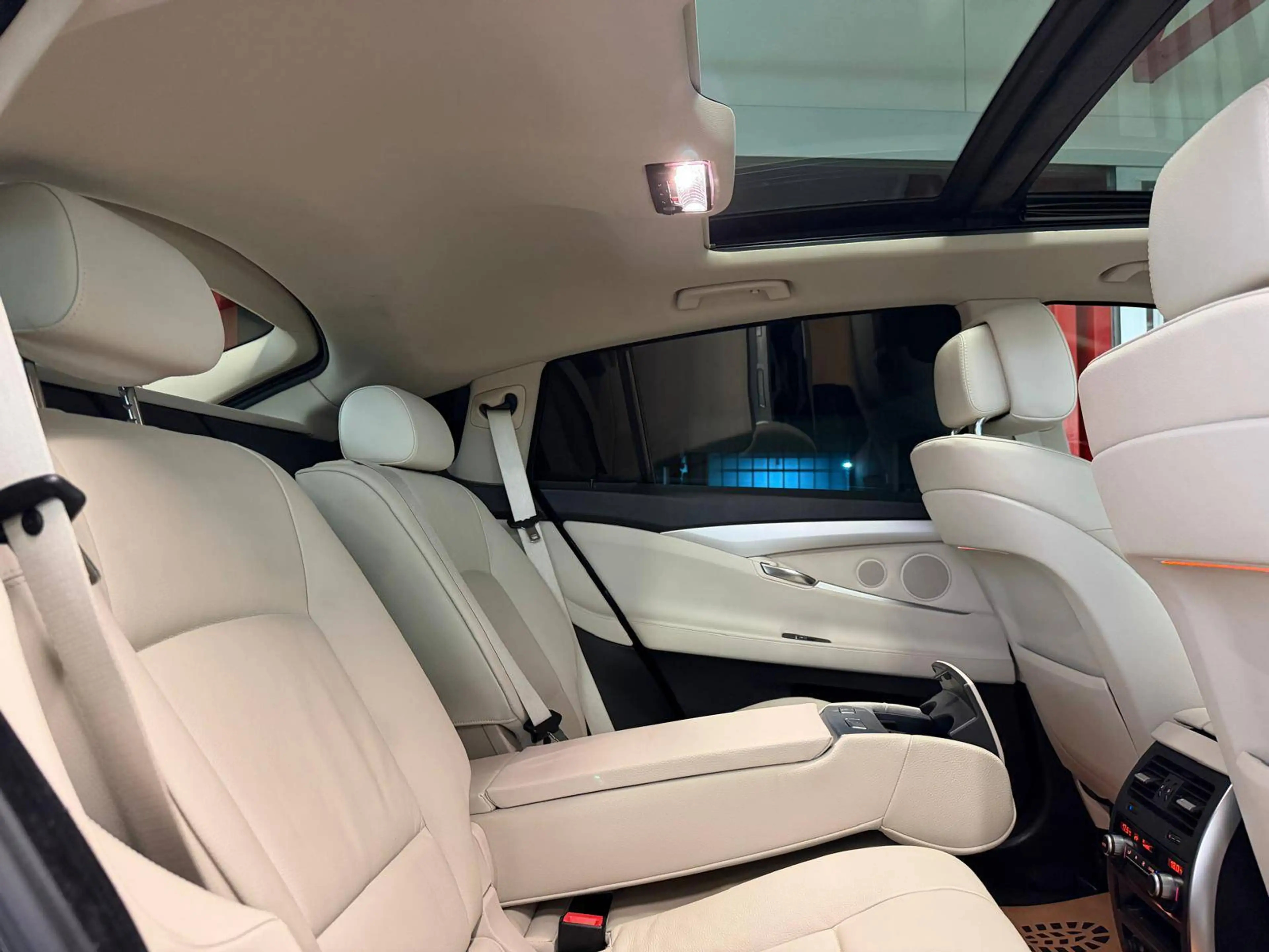 BMW 535 535 d xDrive Panoramadach — photo 15