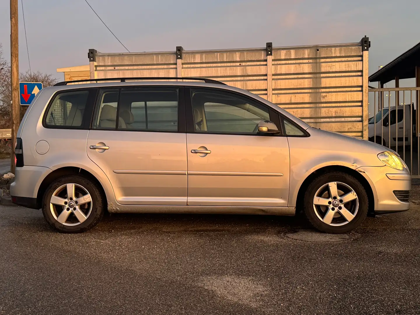 Volkswagen Touran TRENDLINE *TÜV 09-26* ( 7 SITZER ) 2.HAND KLIMA Silber - 2